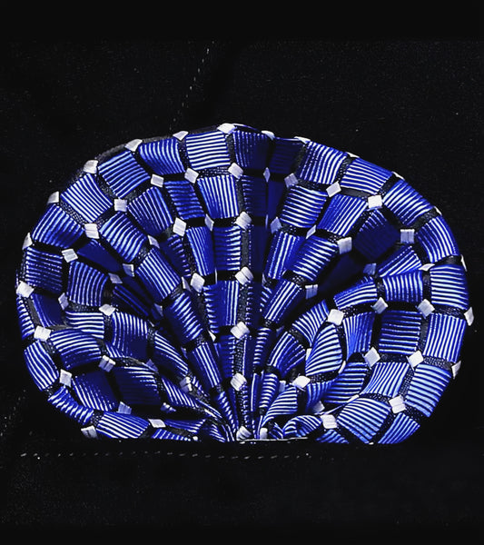 Pañuelo azul y rombos blancos